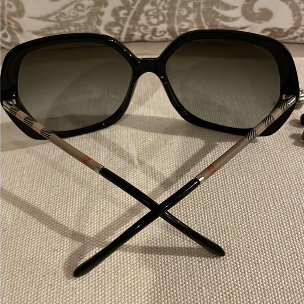 Burberry sunglasses used GREAT condition